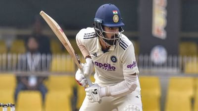 ગુવાહાટી ટેસ્ટમાં ભારત હારની કગાર પર છે, અને આ હારથી બચવા માટે, ટીમ ઈન્ડિયાએ એવું કંઈક કરવું પડશે જે છેલ્લા 25 વર્ષમાં બન્યું નથી. તમને જાણીને આશ્ચર્ય થશે કે ટીમ ઈન્ડિયાએ છેલ્લા 25 વર્ષમાં ભારતમાં ચોથી ઇનિંગમાં 100 ઓવર રમી નથી.