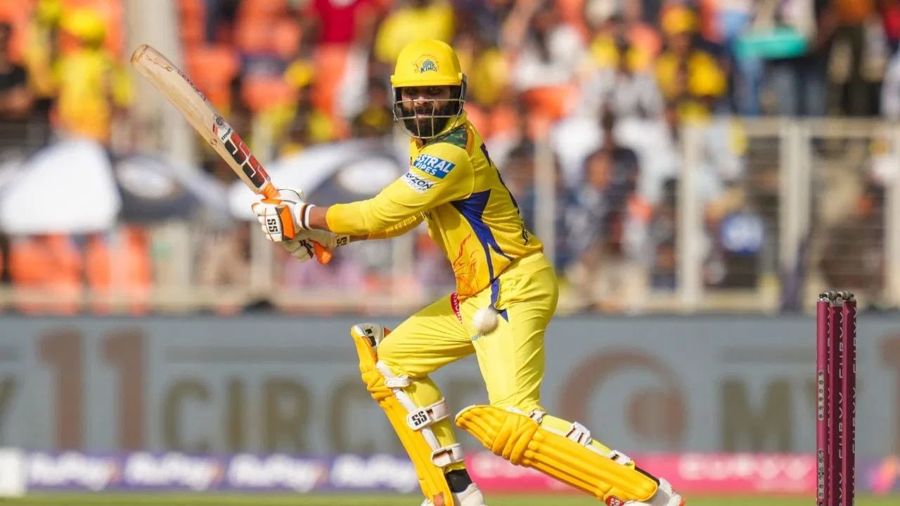 રવિન્દ્ર જાડેજા ચેન્નાઈ સુપર કિંગ્સના સૌથી અનુભવી ખેલાડીઓમાંના એક છે. તે 2012થી ટીમ સાથે જોડાયેલો છે. જ્યારે CSK પર IPLમાંથી બે વર્ષનો પ્રતિબંધ લાગ્યો હતો, ત્યારે તેણે અન્ય ટીમ માટે રમ્યું હતું. જાડેજાએ 2013માં CSKને ચેમ્પિયન બનાવવામાં મહત્વપૂર્ણ ભૂમિકા ભજવી હતી — ફાઇનલમાં છેલ્લાં બે બોલમાં 10 રન બનાવીને ટીમને જીત અપાવી હતી. (ફોટો ક્રેડિટ - PTI)