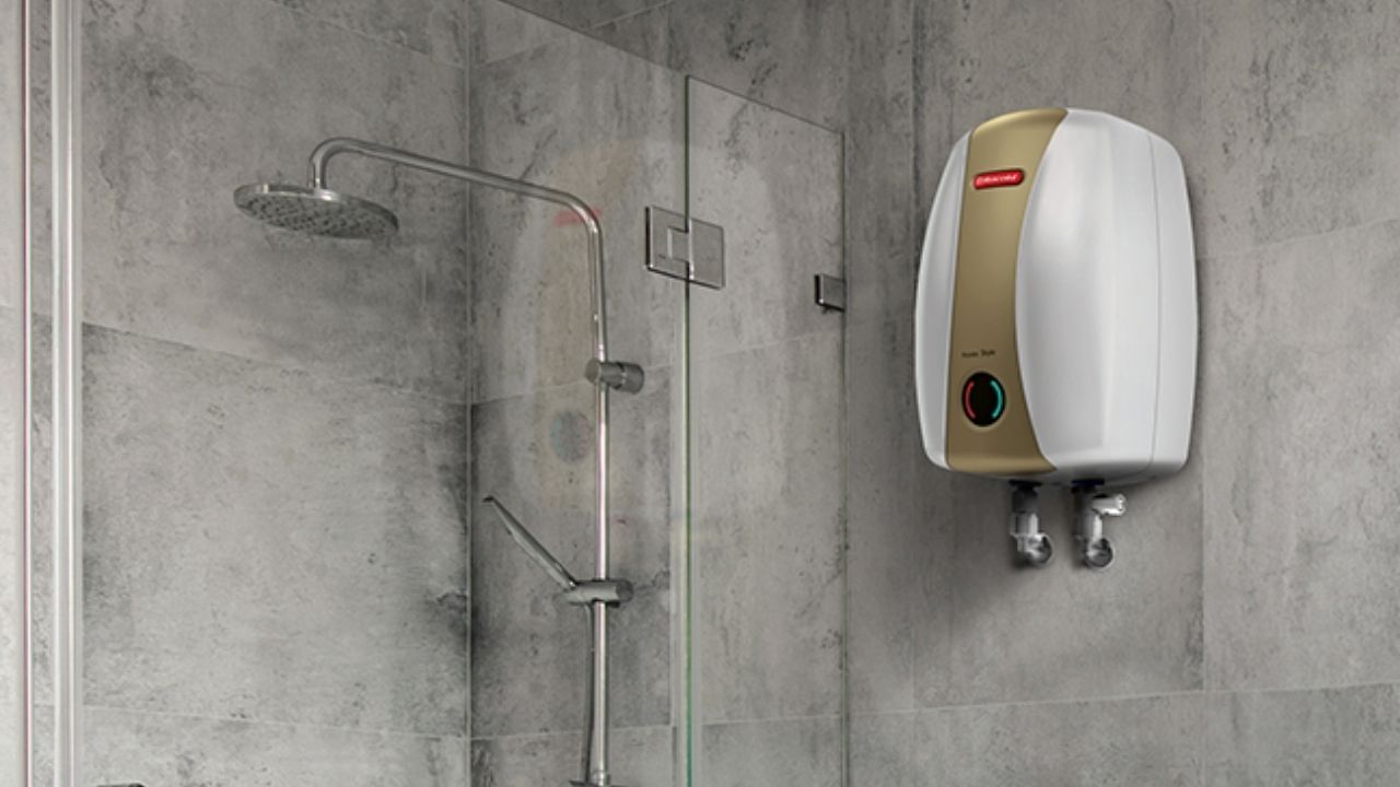 ગીઝર હીટિંગ રોડ કરતાં ઘણા મોંઘા છે. 3-લિટરનું સારું ઇન્સ્ટન્ટ ગીઝર બજારમાં 2000 થી 4000 રૂપિયામાં મળી શકે છે. તેનું પાવર રેટિંગ લગભગ 3 kW છે. 10 મિનિટ માટે તેનો ઉપયોગ કરવાથી 0.5 યુનિટ વીજળી વપરાય છે. જો આટલા સમય માટે દિવસમાં એક વાર તેનો ઉપયોગ કરવામાં આવે તો, માસિક બિલ ₹150 આવે છે.