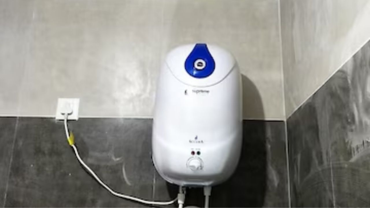 હવે જ્યારે આપણે કિંમતની ચર્ચા કરી છે, ત્યારે આપણે સલામતીનો પણ વિચાર કરવો જોઈએ. જ્યારે હીટિંગ રોડ સસ્તા હોઈ શકે છે, તે વાપરવા માટે ખર્ચાળ જ નથી પણ અસુરક્ષિત પણ છે. હીટિંગ રોડ ઉચ્ચ પ્રવાહનો ઉપયોગ કરીને પાણી ગરમ કરે છે. આવી સ્થિતિમાં, હીટિંગ રોડ સાથે કોઈપણ બેદરકારી આંચકો લાવી શકે છે. જ્યારે ગીઝર મોંઘુ હોઈ શકે છે અને તેમાં ઇન્સ્ટોલેશનની મુશ્કેલીઓનો સમાવેશ થાય છે, તે ઘણીવાર સસ્તું અને વાપરવા માટે સલામત હોય છે. (નોંધ : અહીં આપવામાં આવેલી માહિત ફક્ત આપની જાણકારી માટે છે. કોઇ પણ વસ્તુનો ઉપયોગ કરવા પહેલા નિષ્ણાંતોની સલાહ લેવી જરૂરી છે.)