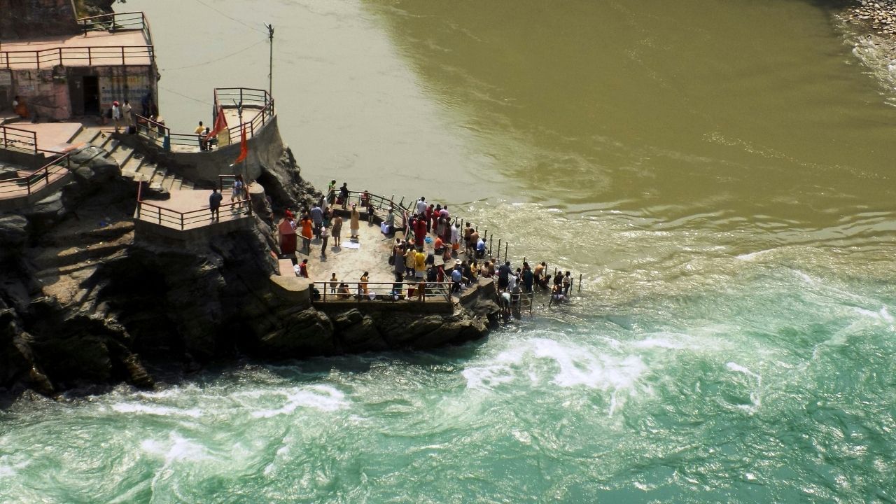 ભારતમાં આવેલી ગંગા નદીને ભારતની જીવનરેખા માનવામાં આવે છે. આ નદી હિમાલયની ઊંચાઈએ ઉત્તરાખંડ રાજ્યના ગંગોત્રી ગ્લેશિયરમાંથી ઉદ્ભવે છે.