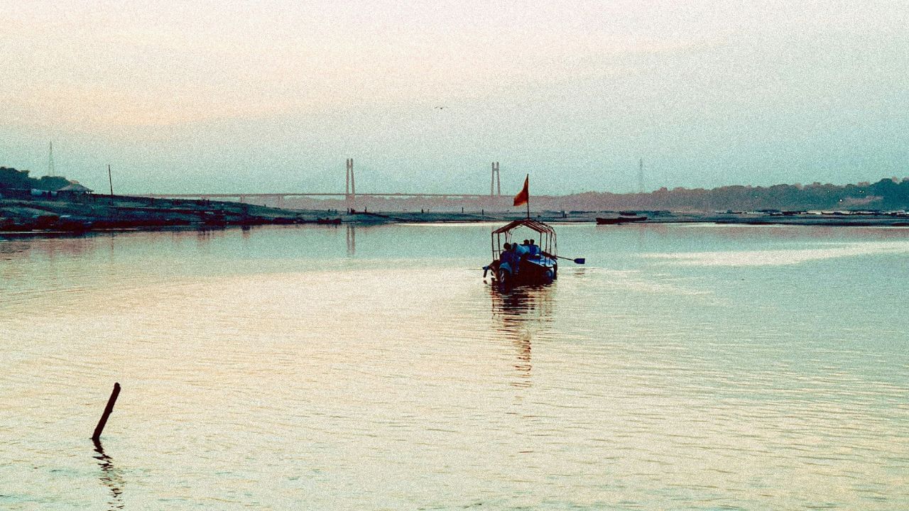 પ્રાચીન શહેર વારાણસી, જે વિશ્વના સૌથી જૂના શહેરોમાંથી એક છે. જે ગંગા કિનારે આવેલું છે.  એક મુખ્ય ધાર્મિક સ્નાન ઉત્સવ, કુંભ મેળો, દર બાર વર્ષે તેના કિનારે ઉજવવામાં આવે છે.(All Image- Unsplash) 