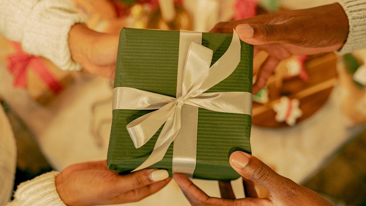 વધુમાં, જ્યોતિષ અને વાસ્તુ શાસ્ત્ર પણ જણાવે છે કે આ ભેટો આપવાથી આર્થિક નુકસાન અને દુર્ભાગ્ય થઈ શકે છે.