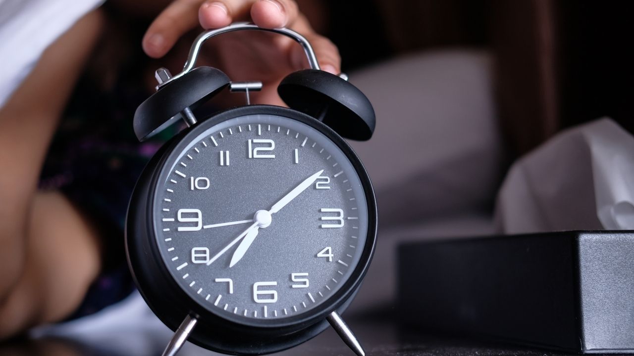 વ્યક્તિએ ક્યારેય ઘડિયાળ ભેટમાં ન આપવી જોઈએ. જે લોકો આવું કરે છે તેઓ ઘડિયાળ દ્વારા પોતાનો સારો સમય બીજાને ટ્રાન્સફર કરી રહ્યા છે, તેથી આ ભેટ ટાળવી જોઈએ.