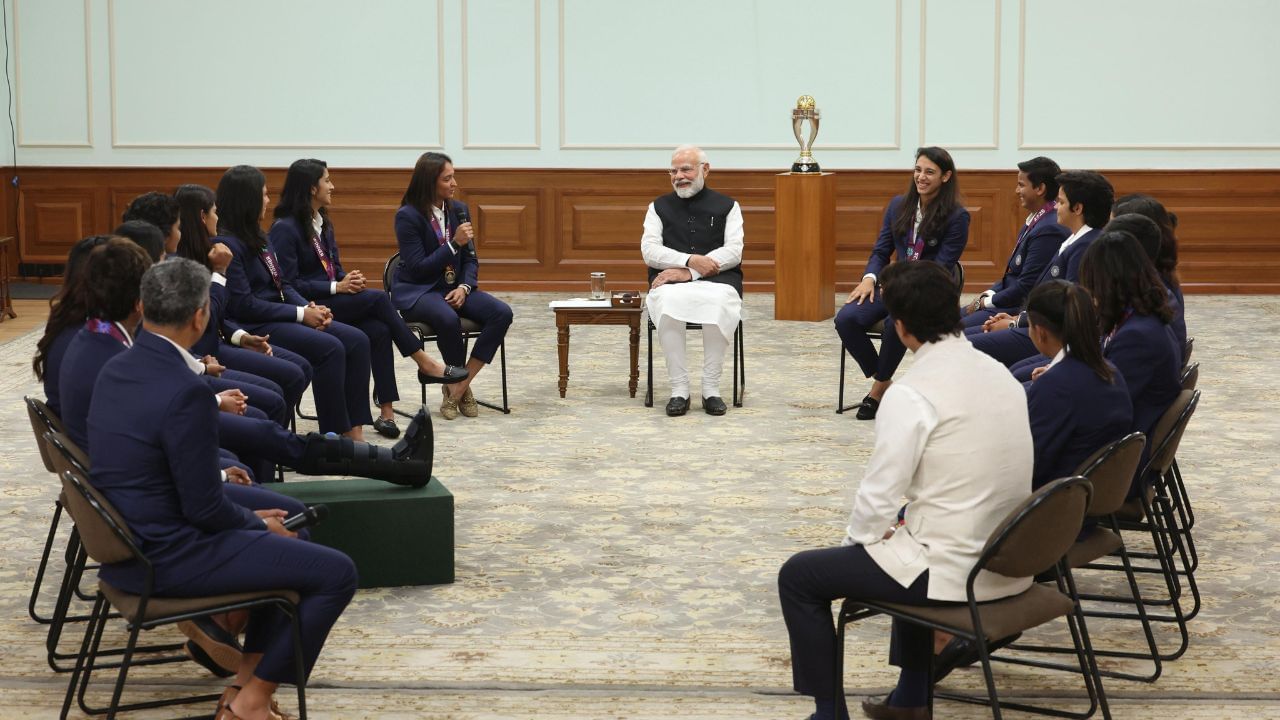 પીએમ મોદીએ ટીમને તેમની જીત બદલ અભિનંદન આપ્યા. તેમણે સતત ત્રણ હાર અને સોશિયલ મીડિયા ટ્રોલિંગનો સામનો કર્યા પછી ટુર્નામેન્ટમાં તેમના શાનદાર પુનરાગમનની પ્રશંસા કરી. ટુર્નામેન્ટની વચ્ચે ટીમને બહાર થવાનો ભય હતો, પરંતુ ટીમે શાનદાર પ્રદર્શન કર્યું અને સેમિફાઈનલમાં પહોંચી ઓસ્ટ્રેલિયાને હરાવ્યું અને બાદમાં ફાઈનલમાં આફ્રિકાને હરાવી ચેમ્પિયન બન્યું.