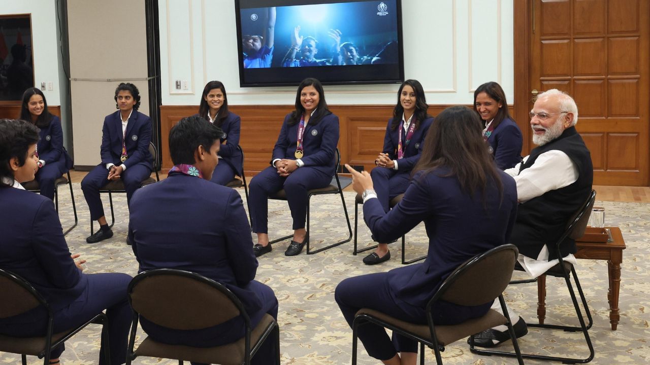 આ મુલાકાત દરમિયાન પ્રધાનમંત્રી નરેન્દ્ર મોદીએ ટીમ ઈન્ડિયાના ખેલાડીઓ સાથે ખાસ વાતચીત કરી અને પછી ફોટોશૂટનું આયોજન કર્યું. આ મુલાકાત દરમિયાન, ભારતીય મહિલા ટીમના ખેલાડીઓએ પ્રધાનમંત્રી નરેન્દ્ર મોદીને એક ખાસ ભેટ પણ આપી, જેનો એક ફોટો સોશિયલ મીડિયા પર વાયરલ થઈ રહ્યો છે.