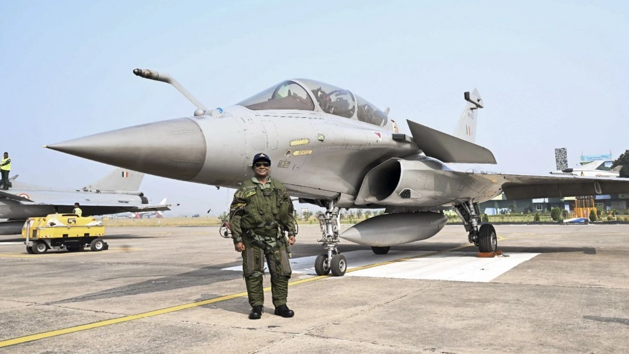 ભારત પાસે ફ્રેન્ચ બનાવટના રાફેલ છે. તેની લાંબા અંતરની હુમલો કરવાની ક્ષમતા તેને વધુ ખાસ બનાવે છે.