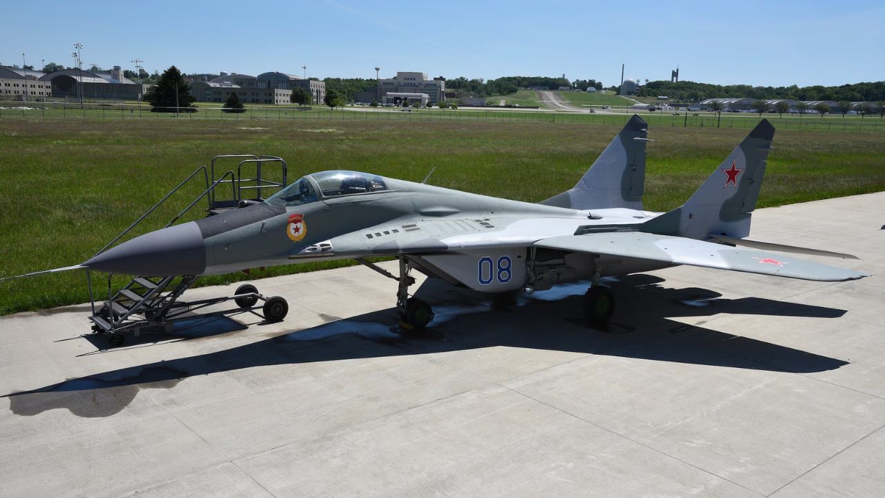 દેશ પાસે રશિયન બનાવટનો શક્તિશાળી MIG-29 ફાઇટર જેટ છે. તેની ઝડપી અવરોધ ક્ષમતા અને ફ્રન્ટલાઇન હવાઈ સંરક્ષણ ક્ષમતાઓ તેને વધુ ખાસ બનાવે છે.