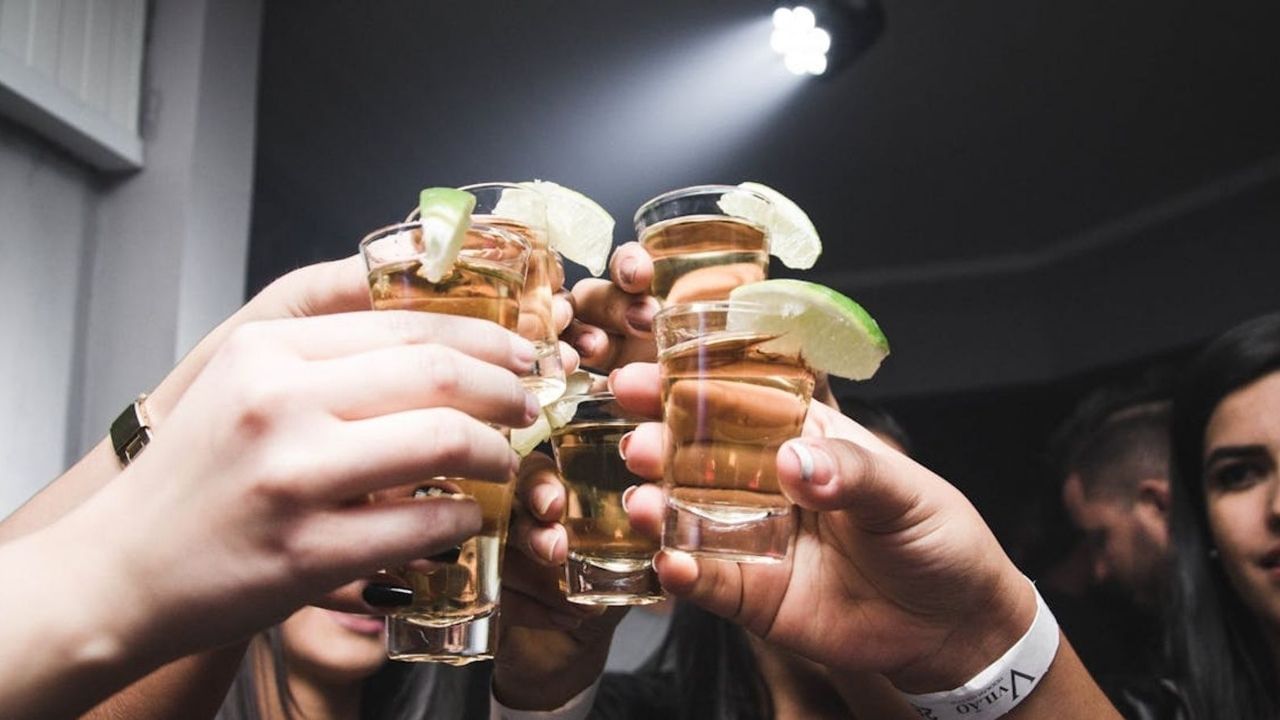 ભારત વિશ્વના સૌથી મોટા દારૂ બજારોમાંનું એક છે. લોકો માનતા હોય છે કે ઉનાળામાં બીયર અથવા પાર્ટીમાં વોડકા વધુ લોકપ્રિય છે, પરંતુ બજારના તાજા ડેટા એ માન્યતાઓને ખોટી સાબિત કરે છે. COVID-19 બાદ લોકડાઉન હળવું થતા દેશભરના દારૂના દુકાનો સામે જોવા મળેલી લાંબી કતારો ભારતમાં દારૂની માંગનો સ્તર બતાવવા માટે પૂરતી હતી. હવે મોટો સવાલ એ છે કે ભારતીય લોકો સૌથી વધુ શું પીવે છે?