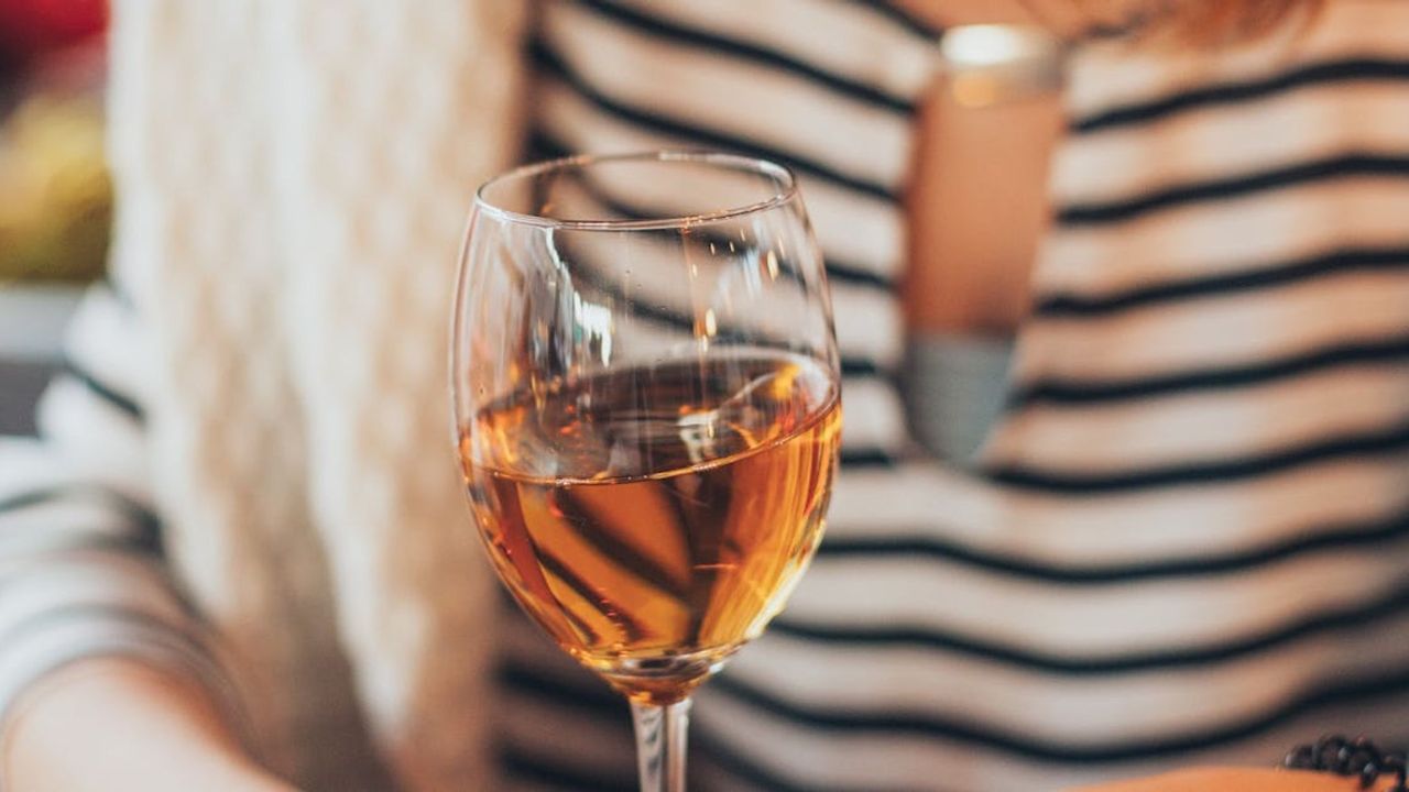 ભારતીય વ્હિસ્કી માત્ર દેશની અંદર જ નહીં, પરંતુ દુનિયાભરમાં પણ છવાઈ રહી છે. વૈશ્વિક દારૂ વેચાણના અહેવાલો જણાવે છે કે વિશ્વની ટોચની 20 વધુ વેચાતી વ્હિસ્કી બ્રાન્ડ્સમાં અડધાથી વધુ ભારતમાંથી આવે છે. સ્થાનિક સ્તરે તો વ્હિસ્કીનો હિસ્સો લગભગ બે-તૃતીયાંશ સુધી પહોંચી ગયો છે. વૈશ્વિક બજારમાં મંદી છતાં ભારતીય વ્હિસ્કી બજાર સતત વૃદ્ધિ દર્શાવી રહ્યું છે.