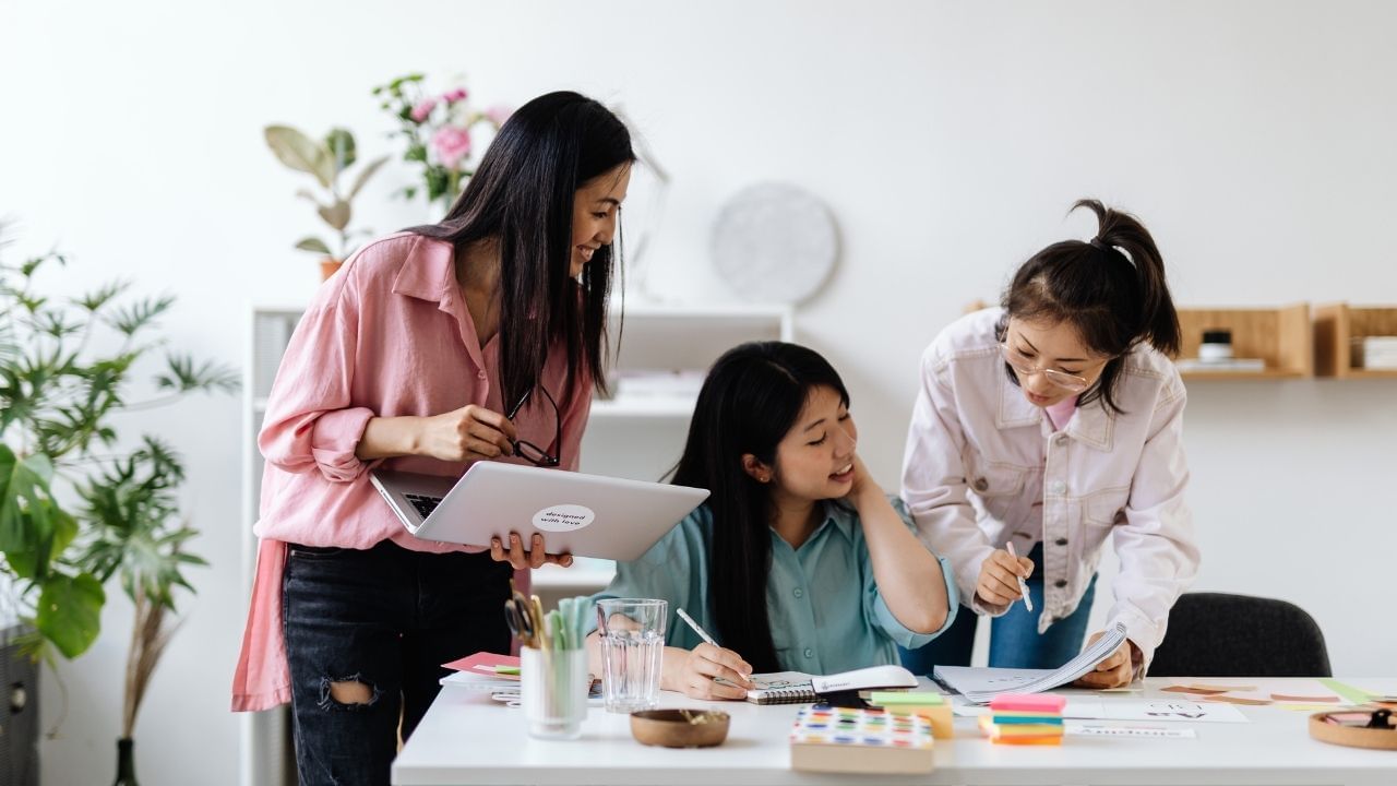 મુંબઈ (મહારાષ્ટ્ર): મુંબઈ ભારતની નાણાકીય રાજધાની તરીકે ઓળખાય છે. ફાઇનાન્સ, મનોરંજન અને મેન્યુફેક્ચરિંગ ક્ષેત્રોમાં અહીં મોટી તકો ઉપલબ્ધ છે. મુંબઈમાં કામ કરતા લોકોની સરેરાશ આવક ₹1,231 સુધી પહોંચી છે. આ શહેર નોકરી અને રોકાણ બંને માટે અગ્રેસર છે.