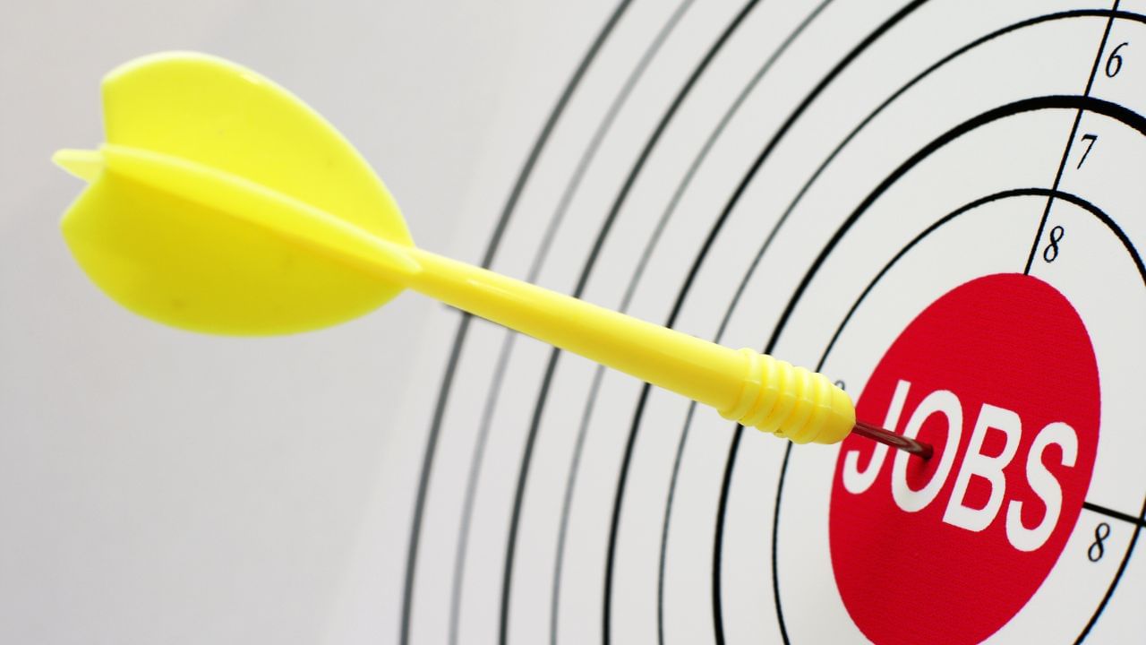 હૈદરાબાદ (તેલંગાણા): તેલંગાણાની રાજધાની હૈદરાબાદ ઝડપથી ઉદ્યોગ અને ટેકનોલોજીના કેન્દ્ર તરીકે વિકસી રહ્યું છે. અહીં IT, બાયોટેક અને ફાર્માસ્યુટિકલ ક્ષેત્રોમાં મોટી સંખ્યામાં રોજગારની તકો ઉપલબ્ધ છે. હૈદરાબાદમાં સરેરાશ પગાર ₹1,192 સુધી નોંધાયો છે, જ્યારે અનેક પ્રોફેશનલ્સને ₹8 થી ₹10 લાખ સુધીના વાર્ષિક પેકેજ મળી રહ્યા છે.