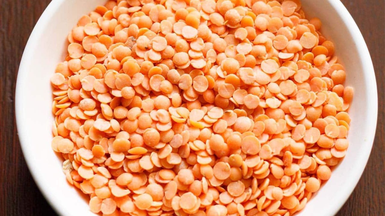 ધાર્મિક ગ્રંથોમાં જણાવાયું છે કે આ દાળ તામસિક વૃત્તિઓને વધારે છે. એટલે કે, તે ક્રોધ, વાસના અને આળસ જેવી લાગણીઓ ઉત્પન્ન કરે છે. આ કારણોસર, ઋષિ, સંતો અને તપસ્વીઓ તેનો ઉપયોગ ટાળે છે.