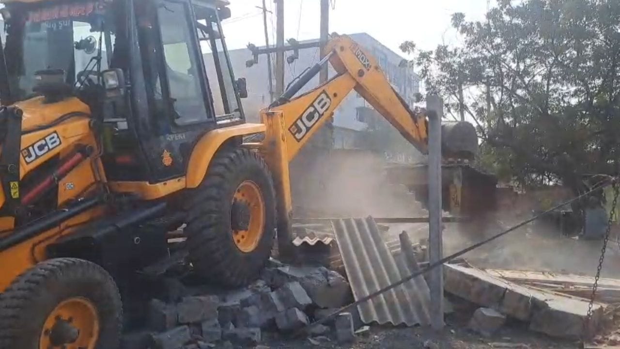 Morbi: દબાણકર્તાઓમાં ફફડાટ ! પોલીસ બંદોબસ્ત વચ્ચે સરકારી જમીન પરના દબાણ ફરી વળ્યું બુલડોઝર, જુઓ Video