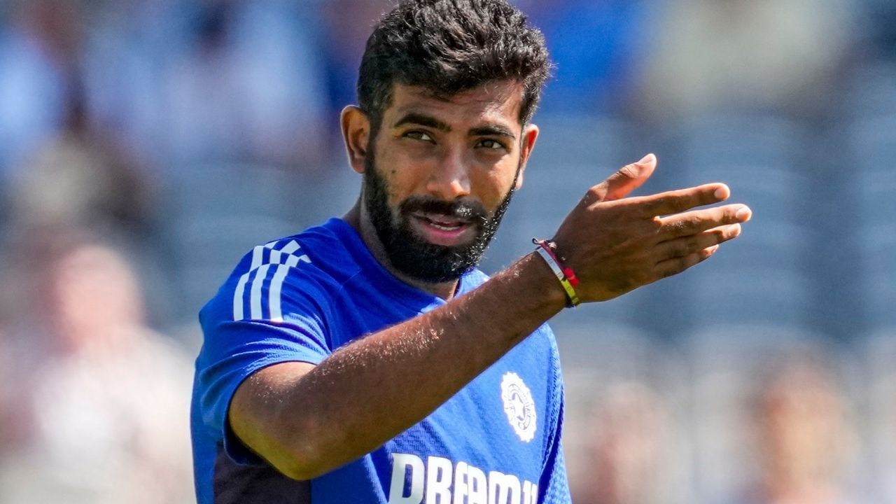 બુમરાહે અત્યારસુધી આ ફોર્મેટમાં 77 મેચમાં 98 વિકેટ લીધી છે અને ભારત માટે સૌથી વધારે ટી-10 ઈન્ટરનેશનલ વિકેટ લેવા  મામલે હાર્દિક સાથે બીજા નંબર પર છે.