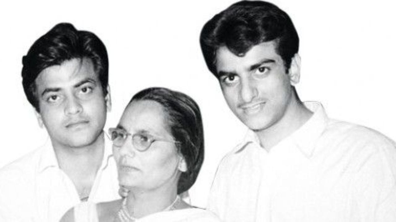 જીતેન્દ્રનો જન્મ 7 એપ્રલિ 1942ના રોજ અમૃતસરમાં થયો હતો. તેમના પિતા અમરનાથ અને માતાનું નામ કૃષ્ણા કપૂર હતા, જેમનો વ્યવસાય ઈમિટેશન જ્વેલરીનો હતો અને આ જ્વેલરી ફિલ્મ ઉદ્યોગને પૂરા પાડતા હતા.
