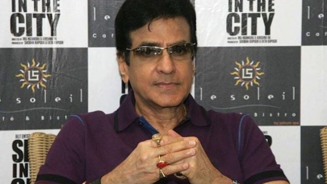 તેમણે મુંબઈની સેન્ટ સેબેસ્ટિયન્સ ગોઆન હાઈ સ્કૂલમાં અભ્યાસ કર્યો હતો અને પછી મુંબઈની સિદ્ધાર્થ કોલેજમાં અભ્યાસ કર્યો હતો. વી. શાંતારામને જ્વેલરી સપ્લાય કરતી વખતે, તેમને 1964ની ફિલ્મ ગીત ગાયા પથરો નેમાં સંધ્યાના પાત્રના ડબલ તરીકે ભૂમિકા ભજવવામાં આવી હતી,જેના પછી તેમની કારકિર્દીએ ક્યારેય પાછળ વળીને જોયું નથી.