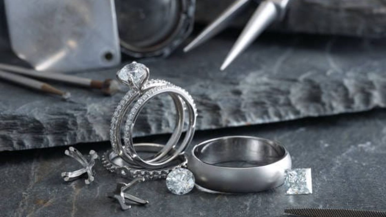 આજે ચાંદીના ભાવમાં થોડો ઘટાડો નોંધાયો છે. 18 નવેમ્બરના રોજ, તે ₹1,66,900 પ્રતિ કિલોગ્રામ પર પહોંચી ગયો. વિદેશી બજારોમાં ચાંદીનો હાજર ભાવ $52.03 પ્રતિ ઔંસ પર પહોંચી ગયો છે. સ્થાનિક અને આંતરરાષ્ટ્રીય સોનાના ભાવ સ્થાનિક અને વૈશ્વિક બંને પરિબળોથી પ્રભાવિત થાય છે.