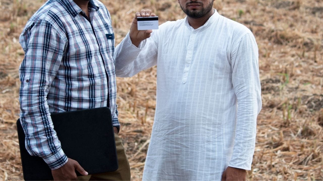 ખેડૂતોને કિસાન ક્રેડિટ કાર્ડ હેઠળ ખેતી માટે વાર્ષિક 4 ટકાના વ્યાજ દરે લોન મળે છે, જેની વર્તમાન મર્યાદા ₹3 લાખ છે.