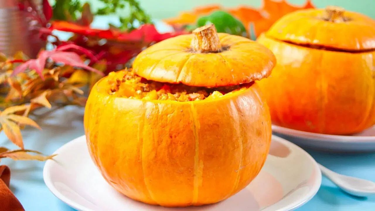 ત્વચા અને વાળ માટે સારું - કોળામાં રહેલા વિટામિન E અને કેરોટીનોઇડ્સ ત્વચાને ચમકદાર બનાવવામાં અને વાળને મજબૂત બનાવવામાં મદદ કરે છે. તેમાં વૃદ્ધત્વ વિરોધી ગુણધર્મો પણ હોય છે.