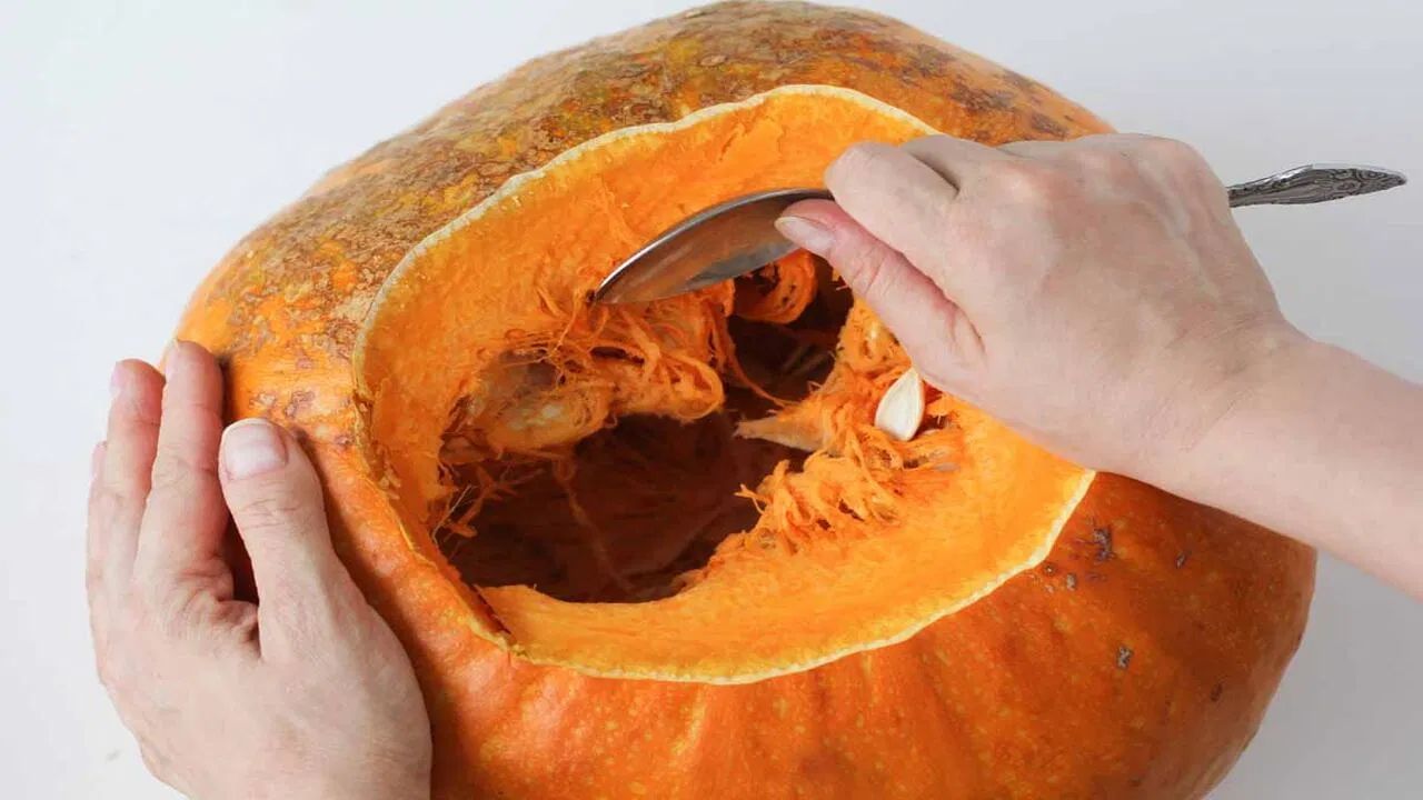 વિટામિન અને ખનિજોનો ખજાનો - કોળામાં વિટામિન A, C, E, અને B તેમજ પોટેશિયમ, આયર્ન અને મેગ્નેશિયમ જેવા ખનિજો હોય છે. આ પોષક તત્ત્વનો શરીરની રોગપ્રતિકારક શક્તિને મજબૂત બનાવે છે.