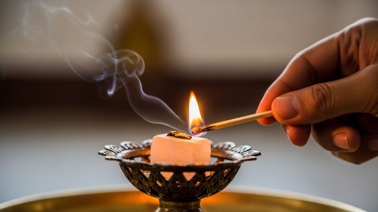 દંતકથાઓ મુજબ, કપૂર પ્રગટાવવાથી ઘરમાં રહેલી નકારાત્મક શક્તિઓ અને અશુભ અસર દૂર થાય છે. તેની મનમોહક સુગંધથી આસપાસનું વાતાવરણ શાંત, શુદ્ધ અને સકારાત્મક બને છે. ( Credits: AI Generated )