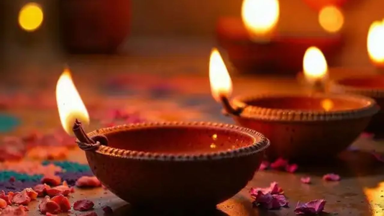 દેવ દિવાળી પર વિષમ સંખ્યામાં દીવા (જેમ કે 5, 7, 11, 21, 51, 101) પ્રગટાવવાને શુભ માનવામાં આવે છે. જો કે, તમે આ દિવસે તમારી ઇચ્છા મુજબ ગમે તેટલા દીવા પ્રગટાવી શકો છો.