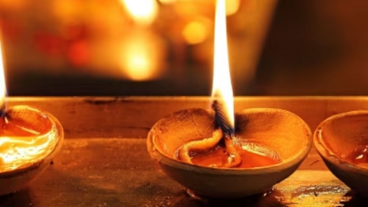 માન્યતાઓ અનુસાર, દેવ દિવાળી પર 365 દીવાઓવાળો દીવો પ્રગટાવવો એ આખા વર્ષ દરમિયાન થતી બધી પૂર્ણિમાના લાભ મેળવવા માટે શુભ છે.