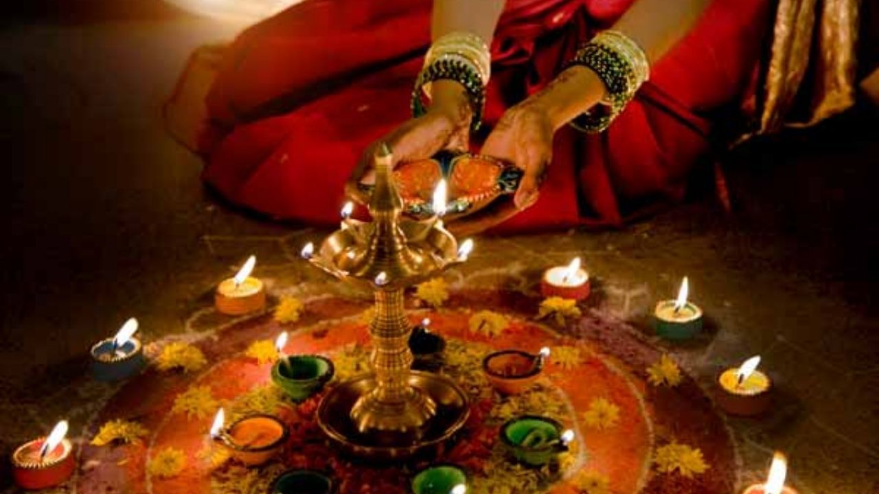 દેવ દિવાળી પર, દેવી લક્ષ્મી અને ધનના દેવતા કુબેરને પ્રસન્ન કરવા માટે ઉત્તર દિશામાં દીવો પ્રગટાવવામાં આવે છે.