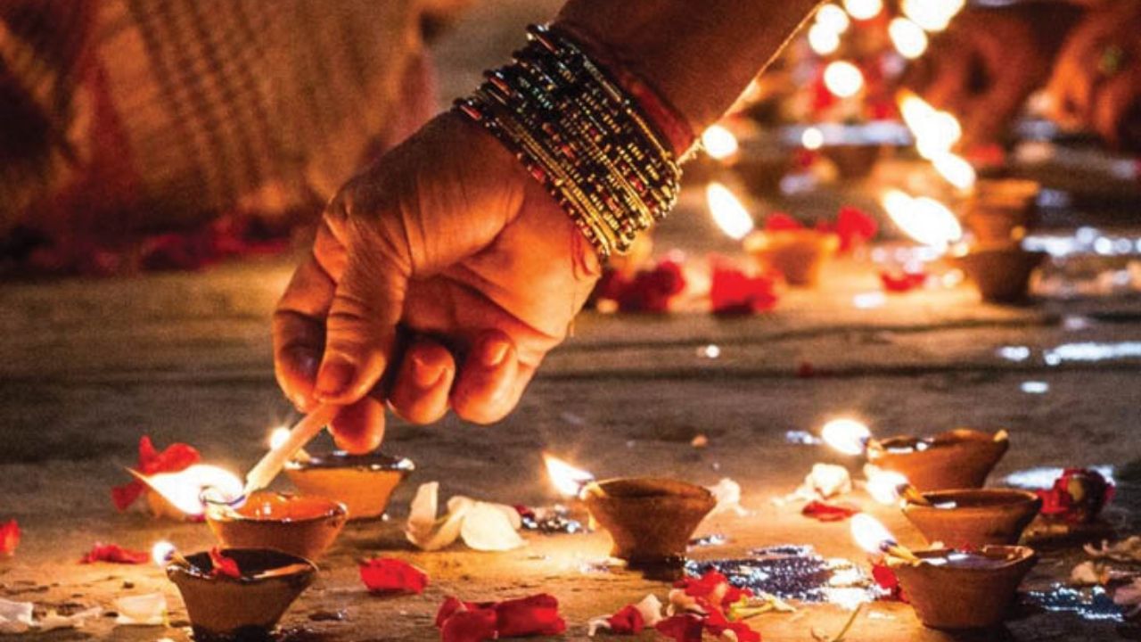 ભગવાન શિવને પ્રસન્ન કરવા માટે, દેવ દિવાળી પર તેમની સામે 8- અથવા 12-મુખી દીવો પ્રગટાવવામાં આવે છે.