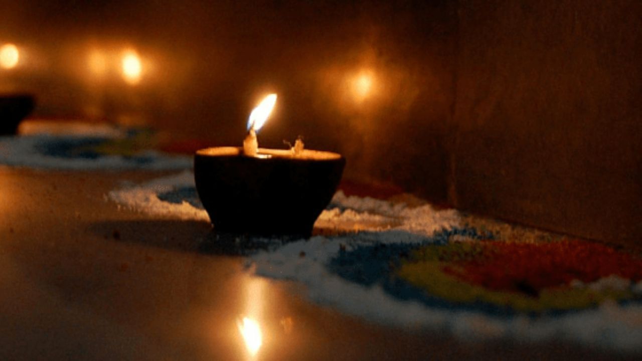 કાર્તિક પૂર્ણિમા નિમિત્તે, 5, 7, 11, 21, 51, 101 દીવા ગંગા અથવા અન્ય પવિત્ર નદીઓ, તળાવો અથવા જળાશયોમાં પણ તરતા મૂકવામાં આવે છે.