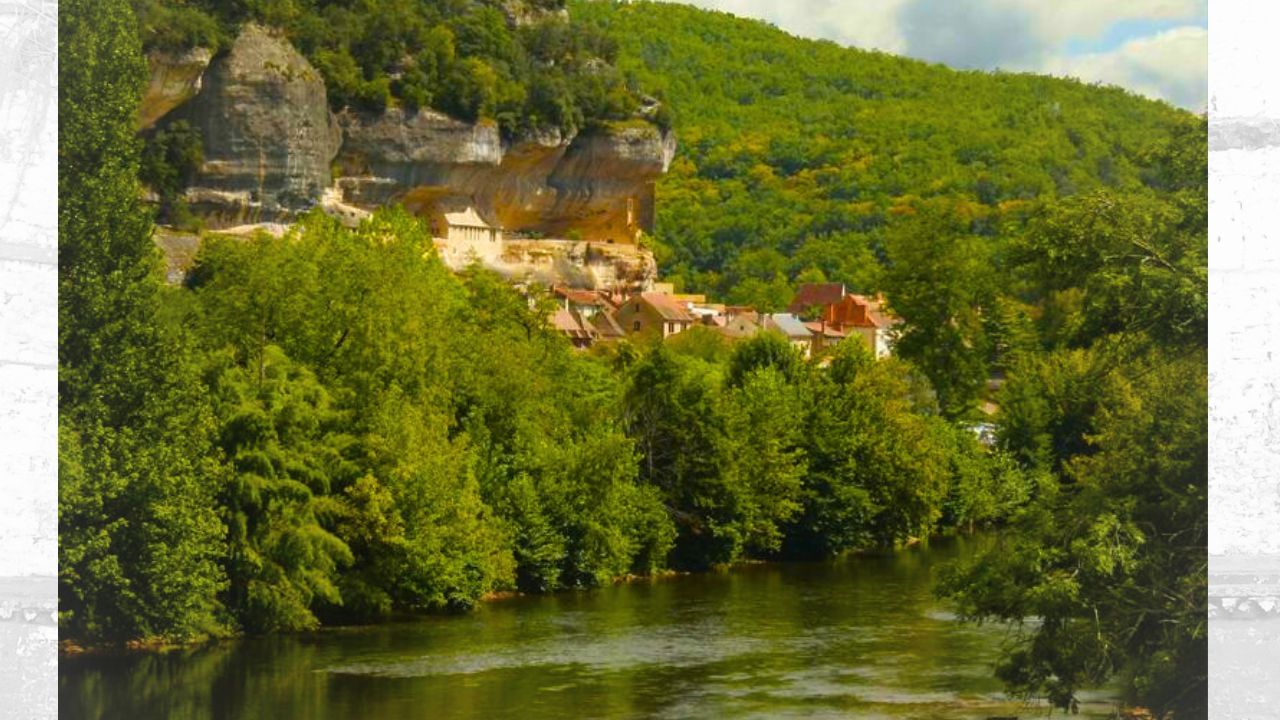 કહેવાય છે કે આ વિસ્તાર એવા પ્રદેશોમાંનો એક હતો જ્યાં આર્ય અને અનાર્ય સંસ્કૃતિઓનું સંગમ જોવા મળતું, જેના કારણે તેને પ્રાચીનકાળમાં “નિમર્ય” તરીકે ઓળખવામાં આવતો. સમય જતાં આ નામ રૂપાંતરિત થઈને “નિમાર” તરીકે પ્રચલિત બન્યું. “નિમાર” શબ્દનો અર્થ પણ “અડધો” અથવા “મિશ્ર” એવો થાય છે. બીજી માન્યતા મુજબ, આ નામનો ઉદ્ભવ અહીં વિસ્તારના લીમડાના ઝાડો પરથી થયો હતો, કારણ કે અહીં આ વૃક્ષો મોટી સંખ્યામાં જોવા મળતા. ઈતિહાસકારો જણાવે છે કે અતિ પ્રાચીન સમયમાં આ વિસ્તાર “ખરગુશન” નામથી પણ ઓળખાતો હતો, જે બાદમાં પરિવર્તિત થઈને આજના “ખરગોન” નામરૂપે જાણીતો થયો. (Credits: - Wikipedia)