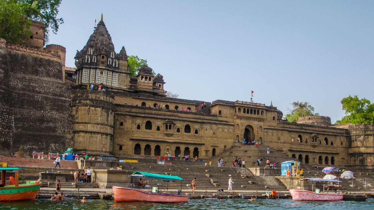 ઇન્દોર ગેઝેટિયરનાં ઐતિહાસિક દસ્તાવેજો અનુસાર, 14મી સદી દરમિયાન નિમાર પ્રદેશ પર બીજાસિંહ આહિર, જેને બીજા ગવળી તરીકે પણ ઓળખવામાં આવે છે,  આ સમયગાળાનો ઉલ્લેખ પ્રસિદ્ધ ઐતિહાસિક ગ્રંથ આઈન-એ-અકબરી માં પણ મળે છે, જેમાં નિમારના બીજાગઢ સ્થિત ખારગાંવ વિસ્તાર અને ત્યાં આવેલા મહેલનો ઉલ્લેખ કરવામાં આવ્યો છે. 15મી સદીમાં પ્રવેશતાં, આ વિસ્તારના ઇતિહાસમાં સ્પષ્ટ જોવા મળે છે કે અનેક આહિર અથવા યાદવ શાસકોએ દક્ષિણ નિમારમાં નાના ગઢો અને નગરો સ્થાપ્યા હતા, જેમાં બીજાગઢ કિલ્લો વિશેષ રૂપે મહત્વનો હતો. ઇન્દોર ગેઝેટિયરમાં આ વાતને નિશ્ચિત રીતે સ્વીકારવામાં આવી છે કે તે સમયગાળા દરમિયાન આ ગવળી રાજાઓનો પ્રભાવ અને શાસન નિમાર પ્રદેશમાં સ્પષ્ટપણે સ્થાપિત હતું. (Credits: - Wikipedia)