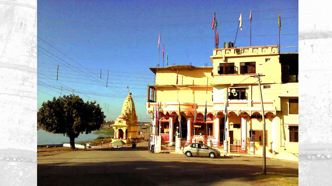 નિમાર વિસ્તાર એક સમયે ઇન્દોર રજવાડાનો મહત્વપૂર્ણ ભાગ રહ્યો હતો, જે નર્મદા નદીના બંને કાંઠે પશ્ચિમ દિશામાં ફેલાયેલો હતો. આ જિલ્લાનો વિસ્તાર આશરે 3,871 ચોરસ માઇલ (લગભગ 10,026 ચોરસ કિલોમીટર) હતો અને 1901ની ગણતરી અનુસાર અહીંની વસ્તી લગભગ 2,57,000 જેટલી હતી. ઇતિહાસ પ્રમાણે, 1823માં આ વિસ્તાર ગ્વાલિયરના સિંધિયા શાસકોના નિયંત્રણ હેઠળ હતો, પરંતુ બાદમાં બ્રિટિશ શાસન દ્વારા તેનું સંચાલન હાથ ધરવામાં આવ્યું. 1861માં આ પ્રદેશ સંપૂર્ણપણે બ્રિટિશ શાસનમાં સામેલ થયુ હતું, પરંતુ 1867માં પ્રદેશોની આપ-લેની નીતિ અંતર્ગત નિમાર વિસ્તાર ઇન્દોરના હોલકર શાસકોને સોંપવામાં આવ્યો. (Credits: - Wikipedia)