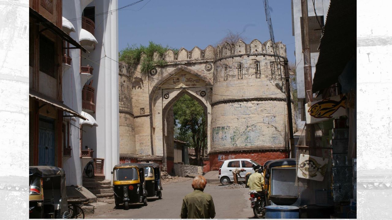 1947માં ભારત સ્વતંત્ર બન્યા પછી, ભૂતપૂર્વ બ્રિટિશ શાસન હેઠળનો નિમાર જિલ્લો નવા બનેલા મધ્ય પ્રદેશ રાજ્યમાં સામેલ થયો, અને તેની વહીવટી મુખ્યાલય ખંડવામાં રાખવામાં આવી. બીજી તરફ, ઇન્દોર રજવાડાના નિયંત્રણમાં રહેલો નિમાર વિસ્તાર મધ્ય ભારત રાજ્યનો ભાગ બન્યો, જેમાં ખરગોન તેની વહીવટી કેન્દ્ર તરીકે નિર્ધારિત કરવામાં આવ્યું. ત્યારબાદ 1 નવેમ્બર 1956ના રોજ મધ્ય ભારત રાજ્યનું વિલીનીકરણ થઈ મધ્ય પ્રદેશ રાજ્યમાં ભળ્યું, જેના પરિણામે નિમારના આ બે ભાગોને “પૂર્વ નિમાર” અને “પશ્ચિમ નિમાર” જિલ્લાઓ તરીકે અલગ કરવામાં આવ્યા. ત્યારપછી 24 મે 1998ના રોજ પશ્ચિમ નિમાર જિલ્લાને વિભાજિત કરીને બરવાણી અને ખરગોન જિલ્લાઓ રચાયા. આ જ રીતે, 15 ઓગસ્ટ 2003ના રોજ પૂર્વ નિમાર જિલ્લાનું વિભાજન કરીને ખંડવા અને બુરહાનપુર જિલ્લાઓની રચના કરવામાં આવી. ( આ માહિતી વિવિધ ઐતિહાસિક તથ્યો અને સંશોધનો પર આધારિત છે.  વિગતવાર માહિતી માટે, ઇતિહાસના પ્રમાણભૂત ગ્રંથો અને સંશોધનોનો અભ્યાસ કરવો ઉચિત રહેશે.) (Credits: - Wikipedia)