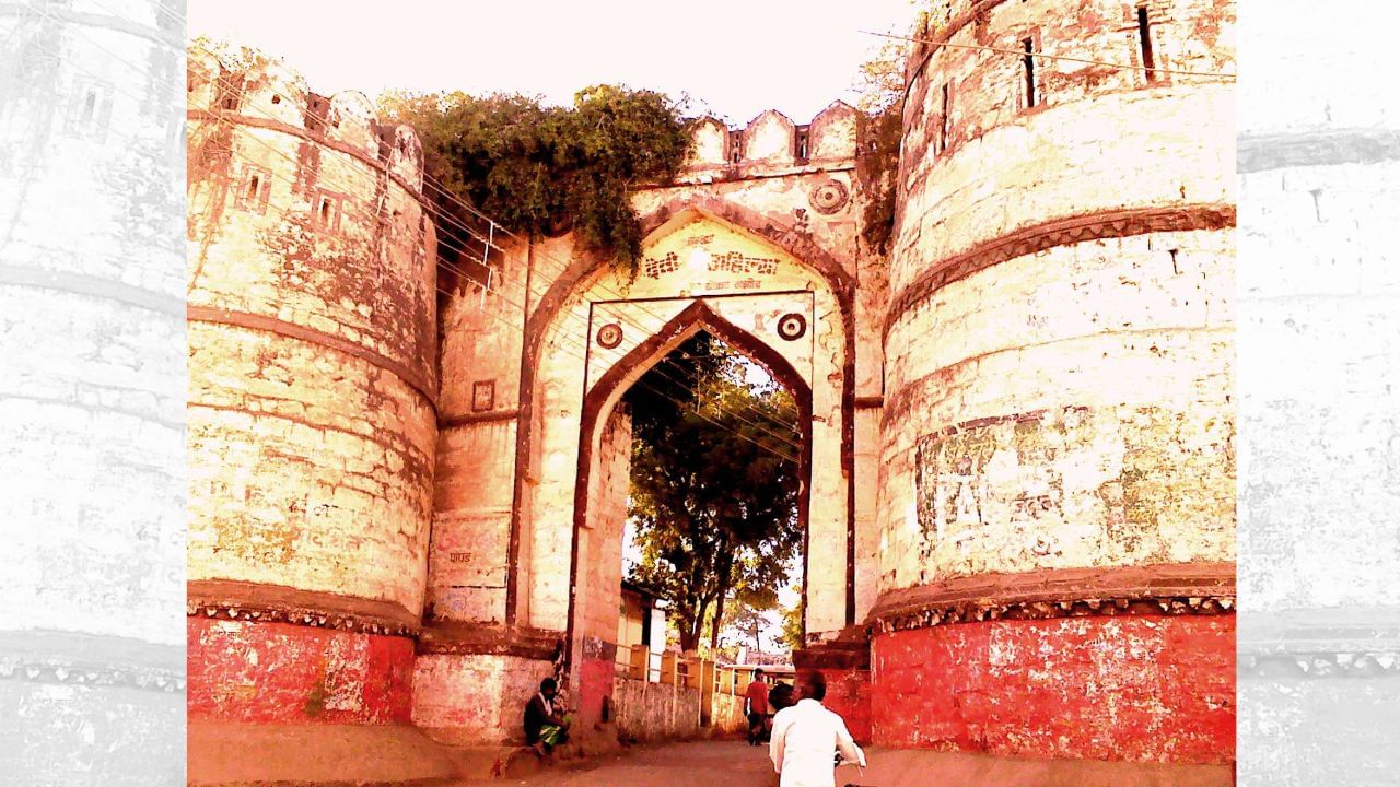 પૌરાણિક માન્યતાઓ મુજબ, નિમાર અથવા નિમાડ તરીકે ઓળખાતો વિસ્તાર મધ્ય ભારતના પશ્ચિમ-દક્ષિણ ભાગમાં આવેલો છે, જે આજના મધ્ય પ્રદેશ રાજ્યનો મહત્વપૂર્ણ પ્રદેશ ગણાય છે. આ ક્ષેત્રમાં ખરગોન, ખંડવા, બરવાણી, બુરહાનપુર અને ધાર જેવા જિલ્લાઓનો સમાવેશ થાય છે. ભૂગોળીય દ્રષ્ટિએ નિમાર વિંધ્ય પર્વતમાળાના દક્ષિણ ભાગમાં સ્થિત છે. અહીં નર્મદા અને તાપ્તી નદીઓની ખીણો પ્રસરી છે, જેને સતપુરા પર્વતમાળાની શ્રેણી વચ્ચેનો પટ્ટો અલગ પાડે છે. આ પટ્ટાની પહોળાઈ આશરે 15 માઈલ (લગભગ 24 કિમી) છે. આ વિસ્તારમાં આવેલો આસીરગઢ કિલ્લો સમુદ્ર સપાટીથી આશરે 1800 ફૂટ (અંદાજે 549 મીટર)ની ઊંચાઈએ સ્થિત છે. ઐતિહાસિક રીતે, આ કિલ્લો અને તેની આસપાસનો ઘાટ ઉત્તર ભારત અને દક્ષિણ ડેક્કન પ્રદેશ વચ્ચેના મુખ્ય વેપાર અને સંસ્કૃતિના માર્ગ તરીકે ઉપયોગમાં લેવાતો રહ્યો છે. (Credits: - Wikipedia)