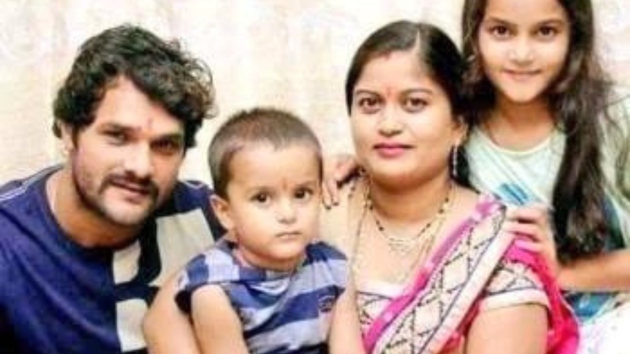 ખેસારી લાલ યાદવે 2006માં ચંદા દેવી સાથે લગ્ન કર્યા હતા. તેમને બે બાળકો છે એક પુત્રી કૃતિ યાદવ અને એક પુત્ર ઋષભ યાદવ. કૃતિએ "દુલ્હીન ગંગા પાર કે" ફિલ્મમાં બાળ કલાકાર તરીકે પોતાની કારકિર્દીની શરૂઆત કરી હતી, જ્યારે ઋષભ પણ અભિનય કરે છે અને સોશિયલ મીડિયા પર પણ એક્ટિવ રહે છે.