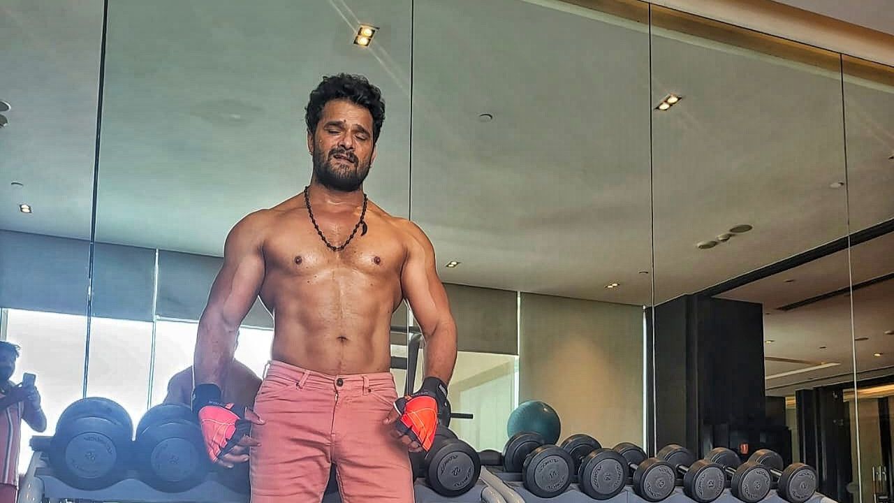 રિપોર્ટ અનુસાર, 11,000 રૂપિયાથી પોતાની કારકિર્દી શરૂ કરનાર ખેસાલી લાલ યાદવ હવે દરેક ફિલ્મ માટે ઓછામાં ઓછા 40 લાખ રૂપિયા કમાય છે.