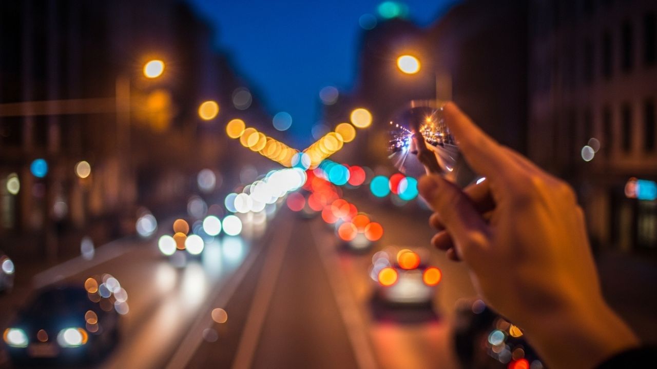 અચાનક ઝાંખી દ્રષ્ટિ પણ કિડનીની સમસ્યાનું ગંભીર સંકેત હોઈ શકે છે. આના બે મુખ્ય કારણો છે. પ્રથમ, કિડની રોગ ઘણીવાર હાઈ બ્લડ પ્રેશર સાથે સંકળાયેલો હોય છે. હાઈ બ્લડ પ્રેશર આંખોમાં ચેતાને નુકસાન પહોંચાડી શકે છે, જે રેટિનોપેથી અને ઝાંખી દ્રષ્ટિ તરફ દોરી જાય છે. બીજું, કિડની નિષ્ફળતામાં, શરીરમાં ચોક્કસ ઝેરી તત્વો એકઠા થાય છે, જે ઓપ્ટિક ચેતાને સીધી અસર કરી શકે છે, જેના કારણે દ્રષ્ટિની સમસ્યાઓ થાય છે.