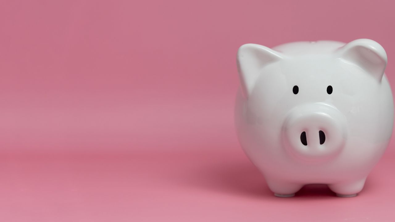 મોટાભાગના લોકો નોમિની પોતાના નજીકના જેમ કે,પતિ કે પત્ની દીકરી કે પછી માતા-પિતા પોતાના બાળકોને જ નોમિની બનાવે છે. જેને સુરક્ષિત પૈસા મળે. ક્લેમ ત્યારે જ માન્ય રહેશે. જ્યારે કોઈ વ્યક્તિ મૃતક હોલ્ડરનું ડેથ સર્ટિફિકેટ અને આઈડી પ્રુફ લઈને આવે. બેંક જરુરી તપાસ કર્યા બાદ બેલેન્સ ટ્રાન્સફરમાં કરી દે છે.