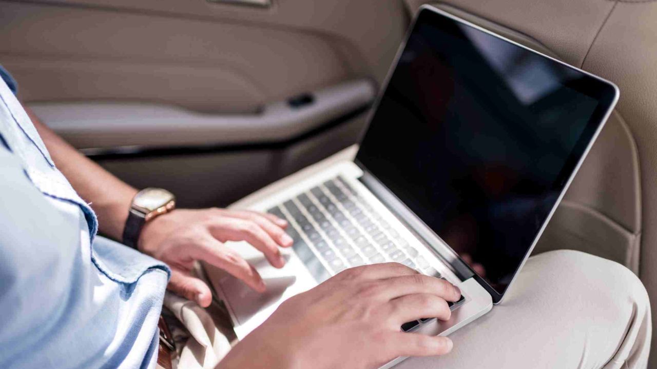 શું સંપૂર્ણપણે ચાર્જ થવામાં કોઈ નુકસાન છે?: ટેક નિષ્ણાતોના મતે, બેટરીને હંમેશા 20% થી 80% ની વચ્ચે ચાર્જ કરેલી રાખવી શ્રેષ્ઠ છે. જો તમે તેને વારંવાર 100% સુધી ચાર્જ કરો છો, તો તેની બેટરી લાઈફ ઝડપથી સમાપ્ત થાય છે. આનો અર્થ એ થાય કે બેટરી તેની ક્ષમતા ગુમાવવાનું શરૂ કરે છે અને થોડા વર્ષોમાં તેને બદલવાની જરૂર પડે છે.