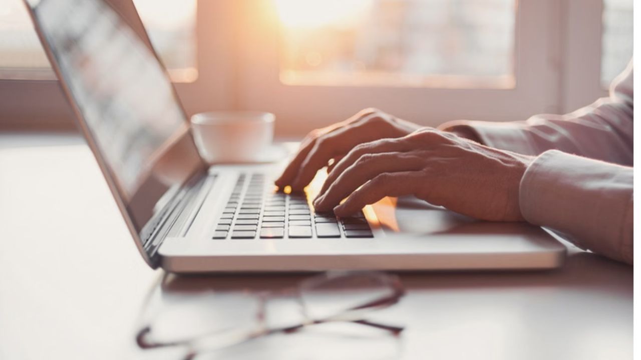 જ્યારે લેપટોપને સતત ચાર્જ કરવામાં આવે છે, ત્યારે તે સંપૂર્ણપણે ચાર્જ થયા પછી પણ પાવર સપ્લાય થતો રહે છે. આ બેટરીની અંદરનું તાપમાન વધારે છે અને લિથિયમ-આયન કોષો પર સતત દબાણ લાવે છે. આ દબાણ ધીમે ધીમે બેટરીની ચાર્જિંગ ક્ષમતા ઘટાડે છે, જેના કારણે બેકઅપ સમયમાં ઘટાડો થાય છે. જેમ જેમ થોડા વર્ષો પસાર થાય છે, જે લેપટોપ કલાકો સુધી ચાર્જમાં રાખતા હતા તે હવે થોડા કલાકોમાં જ ડિસ્ચાર્જ થવા લાગે છે.