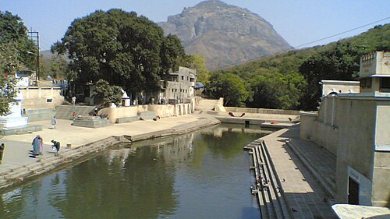  લાલો કૃષ્ણ સદા સહાયતે ફિલ્મ ગુજરાત સહિત વિદેશમાં પણ ધુમ મચાવી રહી છે. લોકોને ગુજરાતી ફિલ્મ લાલો ખુબ પસંદ પણ આવી રહી છે. આ ફિલ્મ અંકિત સખિયા દ્વારા દિગ્દર્શિત અને ક્રુષાંશ વાજા, વિકી પૂર્ણિમા અને અંકિત સખિયા દ્વારા લખાયેલી ગુજરાતી ભક્તિમય ડ્રામા ફિલ્મ છે. 