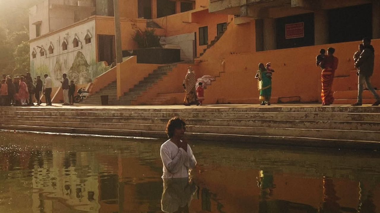 લાલો કૃષ્ણ સદા સહાયતે ફિલ્મના બજેટની વાત કરીએ તો માત્ર 50 લાખ રુપિયા હતુ. જ્યારે આ ફિલ્મે વીકિપીડિયા અનુસાર બોક્સ ઓફિસ પર અંદાજે 58.25 કરોડ રુપિયાનું કલેક્શન કર્યું છે.