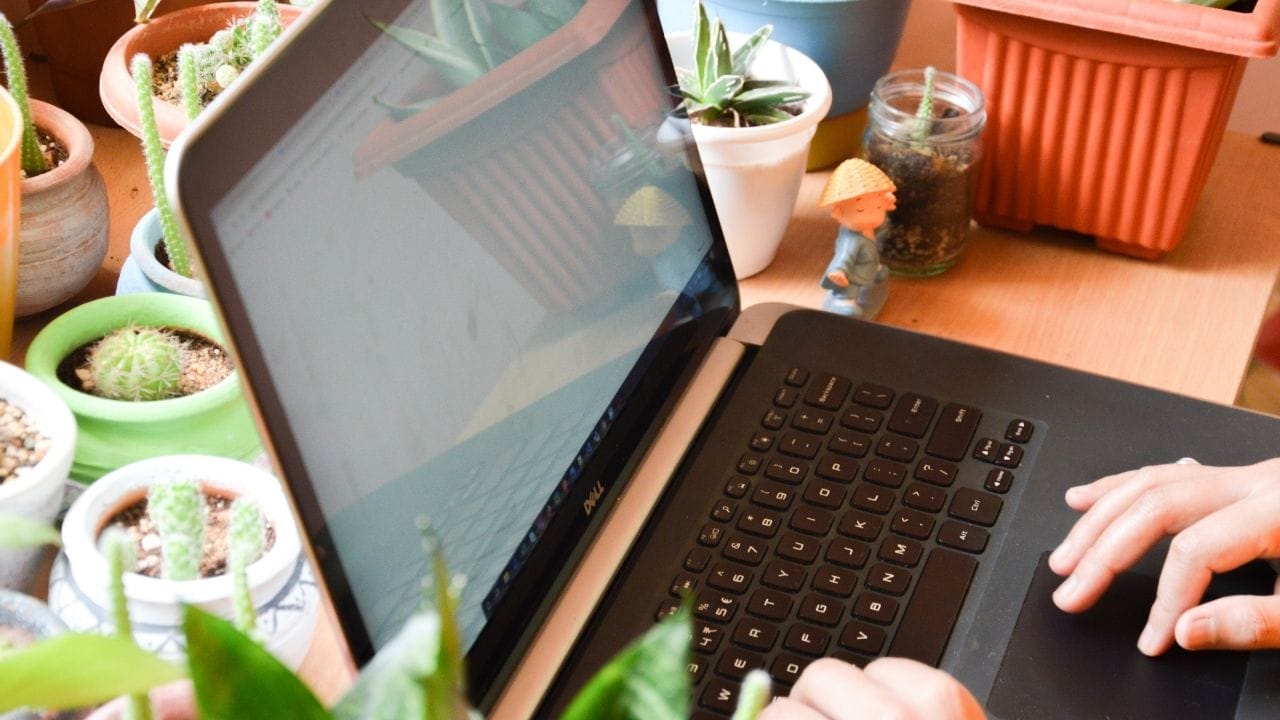 3. અચાનક સ્લો પરફોર્મન્સ : જો લેપટોપ અચાનક ધીમું થઈ જશે, પ્રોગ્રામ ખૂલવામાં સમય લાગશે, ફાઇલો લોડ થવામાં વિલંબ થશે અથવા CPU–RAM નો ઉપયોગ અચાનક 70 થી 80% સુધી વધી જશે તો તે પણ વાયરસનો ઇશારો હોઈ શકે છે. માલવેર સિસ્ટમના રિસોર્સનો દુરૂપયોગ કરી પ્રદર્શનને અસર કરે છે.