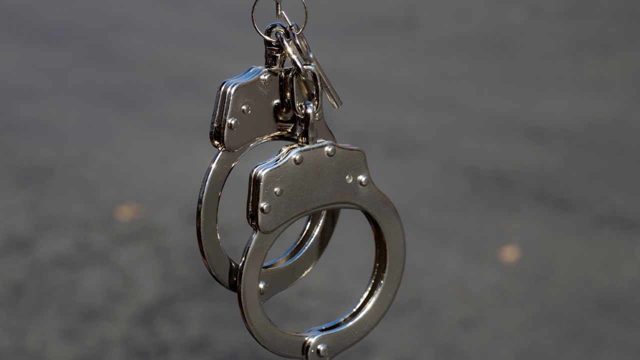 આજે આપણે કાનુની સવાલમાં પોતાના અધિકાર વિશે જાણીશું.જો ક્યારે પણ પોલીસ FIR  નોંધવાની ના પાડે તો તમને આ અધિકારો વિશે જાણ હોવી જરુરી છે.