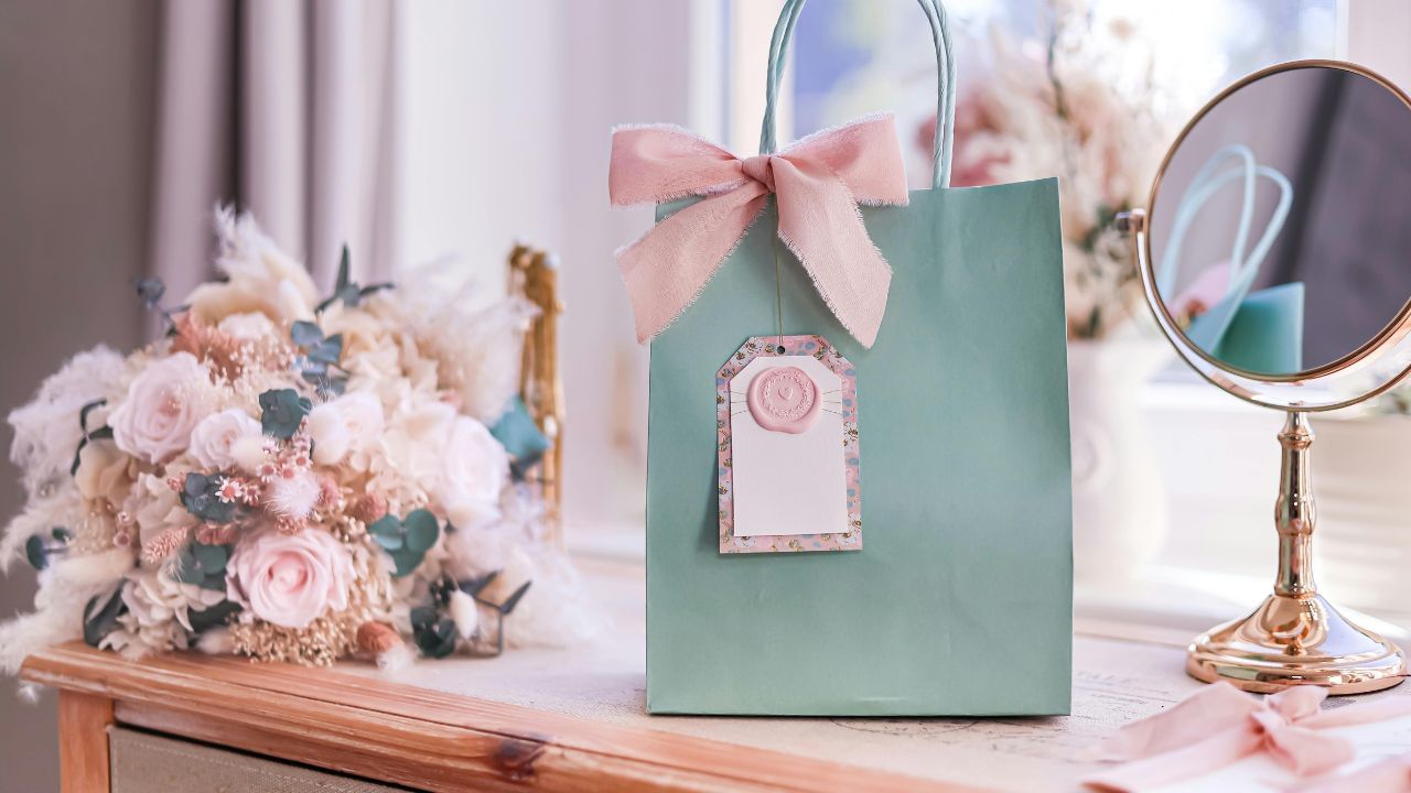 આવા કિસ્સાઓમાં, કાનૂની સલાહ લેવી શ્રેષ્ઠ છે જે તમારી પરિસ્થિતિ અને સ્થાનિક કાયદાઓના આધારે ચોક્કસ માહિતી આપી શકે.કાયદા મુજબ જો ગિફ્ટ સ્વચ્છાએ આપેલી હોય તો માંગવાનો કોઈ અધિકાર નથી. પરંતુ જો ગિફટ ઠગાઈ, કે કોઈ બળજબરી કે ખોટા વચનથી લેવામાં આવી હોય તો કાયદેસર રીતે માંગી શકાય છે.