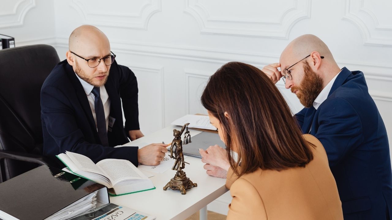 ત્યારબાદ પતિએ ડીવી એક્ટની કલમ 25 હેઠળ આ આદેશમાં સંશોધન માટે આવેદન દાખલ કર્યું હતુ. પતિએ દલલી કરી હતી કે, પત્નીએ એપ્રિલ 2024માં એક મકાન ખરીદ્યું હતુ. તે એક સરકારી કર્મચારી હોવાને કારણે તેને ઘર ભાડું ભથ્થું (HRA) પણ મળતું હતું.