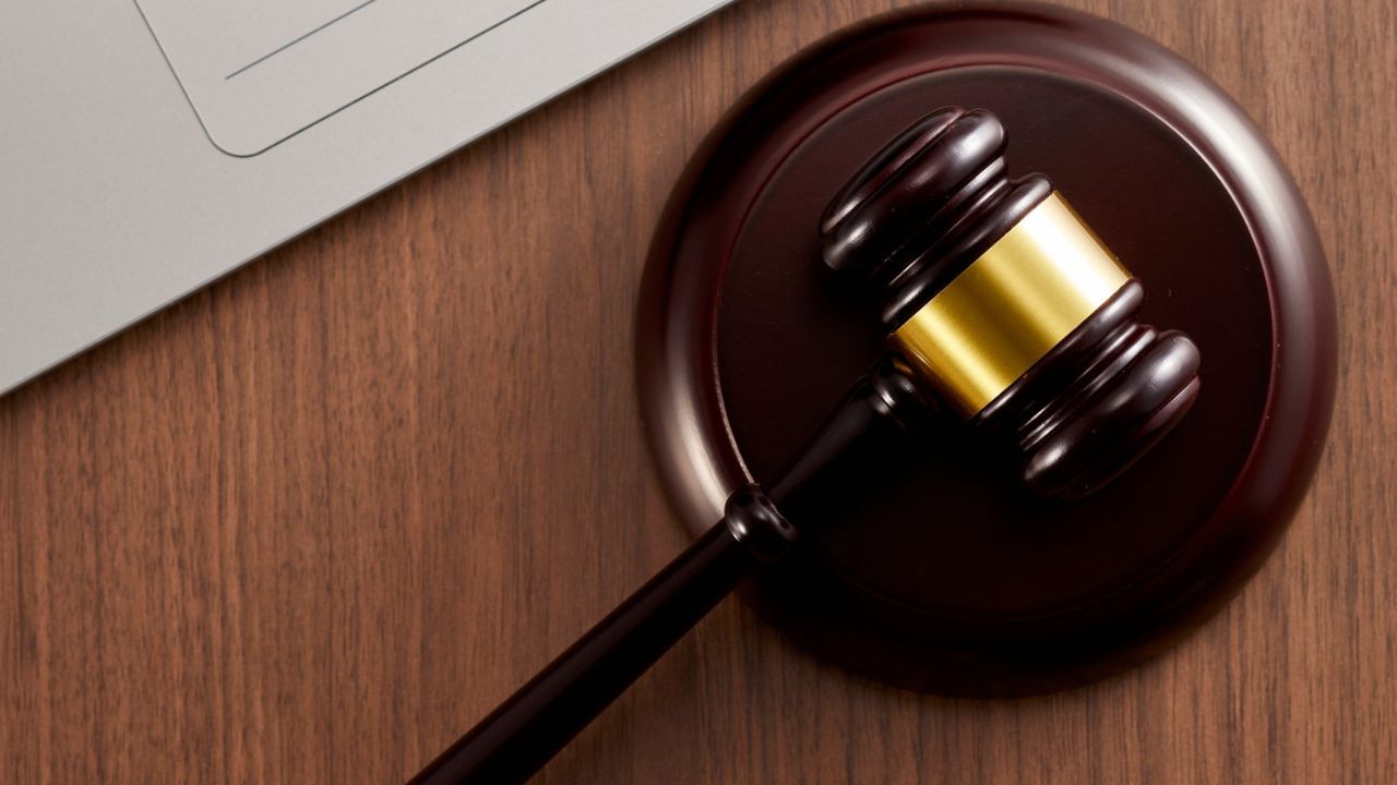 ઘણીવાર એવું જોવા મળે છે કે ઉતાવળમાં કે અન્ય કારણોસર મહિલાઓ ટ્રેનમાં ટિકિટ વિના મુસાફરી કરે છે. જ્યારે આ ખોટું છે, તો પણ TTE મહિલાઓ કે બાળકોને હેરાન કરી શકતા નથી.