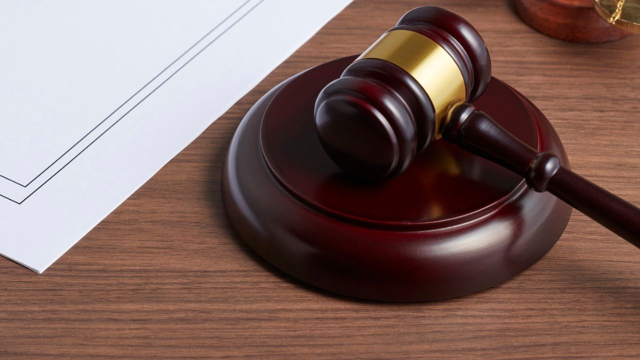 (Disclaimer: જો તમારી પાસે કોઈ ચોક્કસ કેસ હોય તો કાનૂની નિષ્ણાત (વકીલ) ની સલાહ લેવી સલાહભર્યું છે. અહીં આપેલી માહિતી ફક્ત કોર્ટના નિર્ણયો અને કલમોને આધારે આપવામાં આવી છે. તમારે કોઈ કેસ માટે જાણવું હોય તો યોગ્ય વકીલની સલાહ લઈ શકો છો.)(All Image Credit- canva)